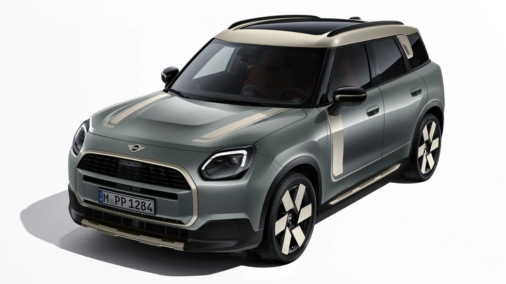 MINI Countryman Electric í Smokey Green með MINI skrautmerkingum í Vibrant Silver, þriggja fjórðunga útsýni.