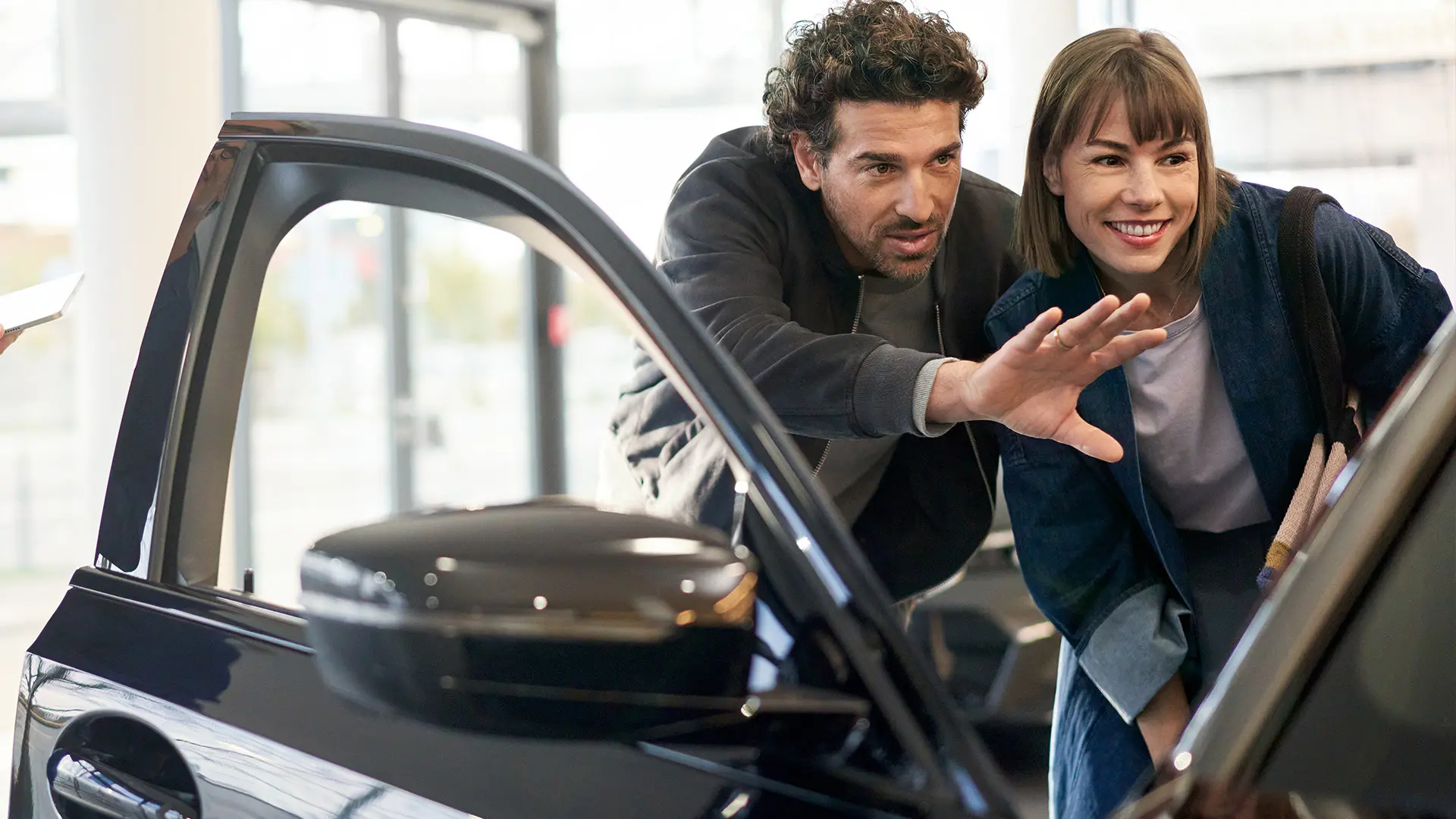 MINI inni í MINI Brimborg Centre með ráðgjafa sem ráðgjafar viðskiptavini og útskýrir eiginleika innanhúss.