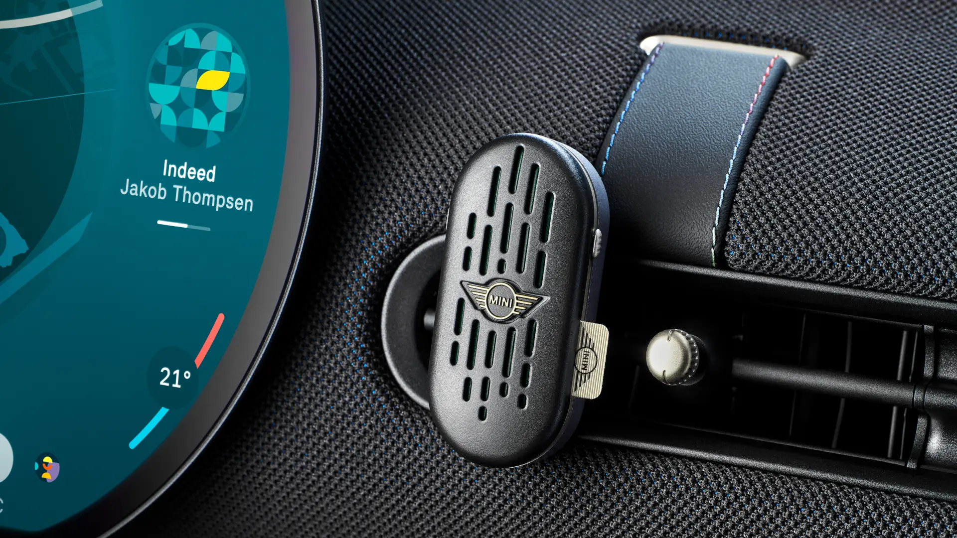 MINI Aceman innrétting með hringlaga OLED snertiskjá og MINI Natural Air ilmgjafa á mælaborðinu