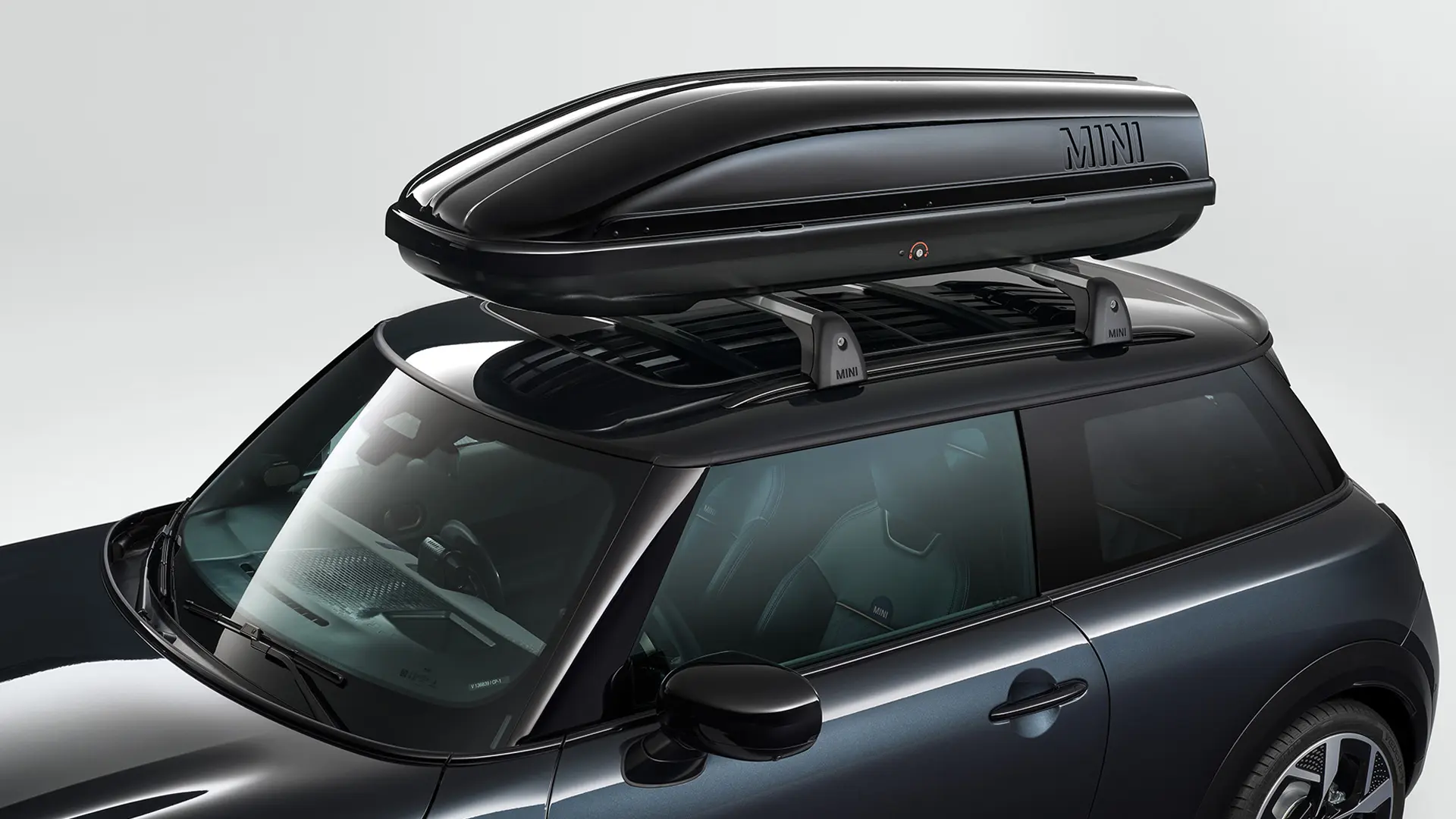 MINI Cooper 3 dyra í svörtu með svörtum MINI farangursboxi 320.