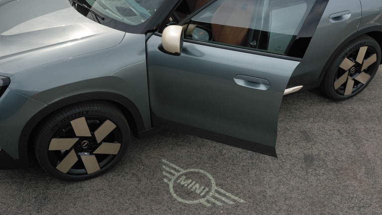 Alrafmagnaður MINI Countryman - ytra byrði - aðkomulýsing