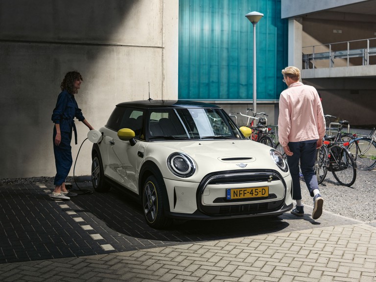 Þriggja dyra MINI Cooper SE – að framan –silfraður og svartur