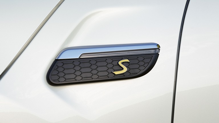 Þriggja dyra MINI Cooper SE – hliðarskraut – svartur breskur fáni