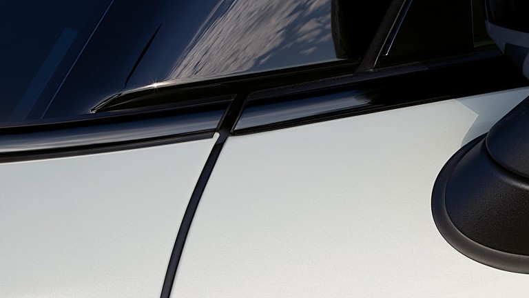 Þriggja dyra MINI Cooper SE – miðlínulisti – gljásvartur