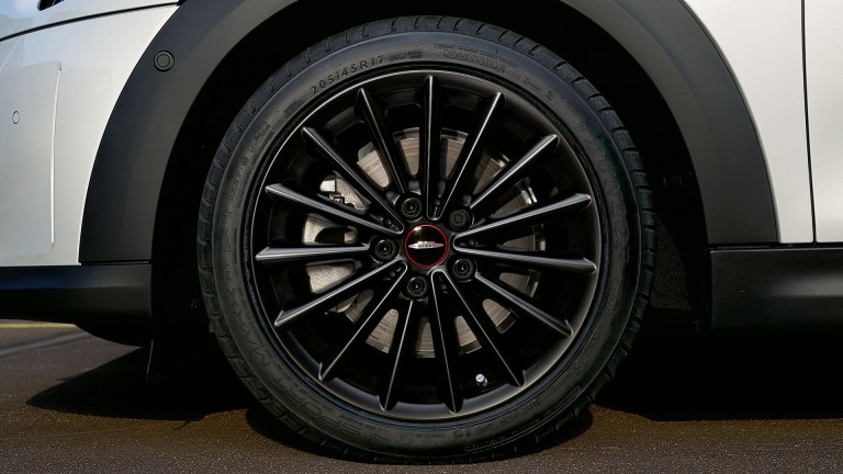 Þriggja dyra MINI Cooper SE – 17" JCW-felgur með mörgum örmum – matthrafnsvartar